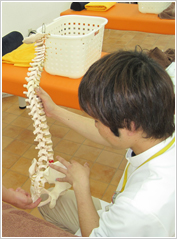 堤院長の施術2